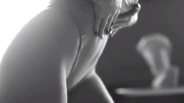 Соня таюрская показывает свои прелести