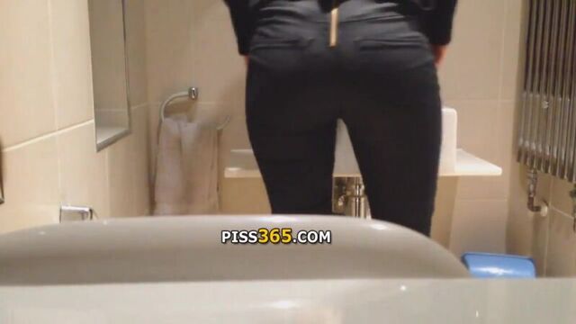 Охота за сестрой в туалете (скрытая камера) | piss365.com