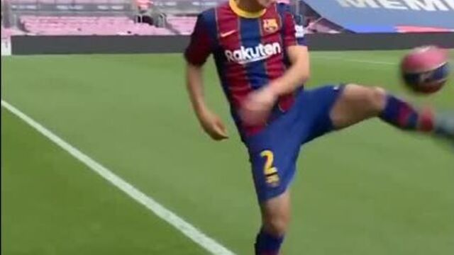 Финт сержиньо деста на презентации барселоны