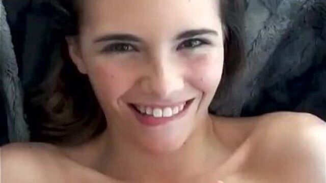 Önce memesini sikiyor sonra yalatıyor