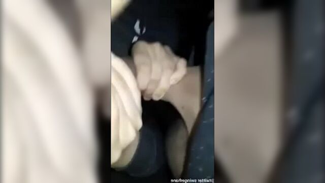 Gözünü kapatarak sakso çekiyor