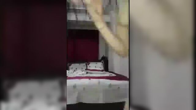 Gelin götünü ve amını parmaklıyor