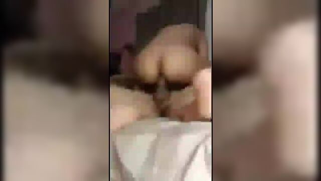 Üvey ablasını kucağında zıplatıyor