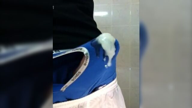 Кончил в трусы без рук