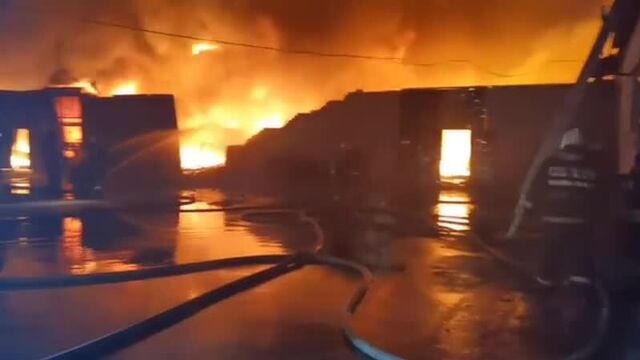 Площадь пожара на складе обуви в воронеже увеличилась до 1,2 тыс кв м.