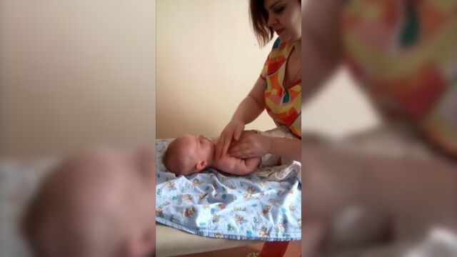 Признаки, говорящие о кривошее: голова направлена в одну сторону всё время: и во сне, и в воде. в другую сторону поворот затруд