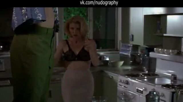 Бет бродерик (beth broderick) в фильме "пляжный психоз" (psycho beach party, 2000, роберт ли кинг)