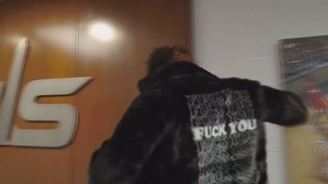 Келли убре пришел на игру в пальто с надписью «fuck you» на спине