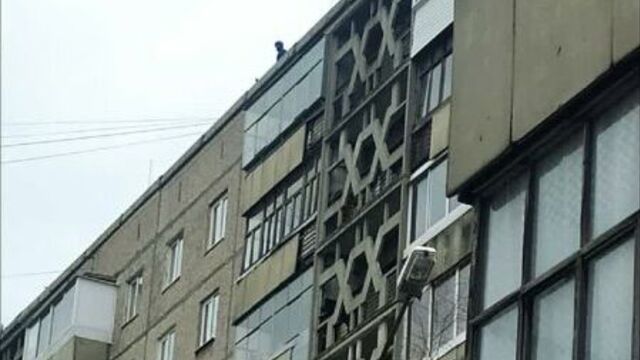 Спрыгнул с крыши дома