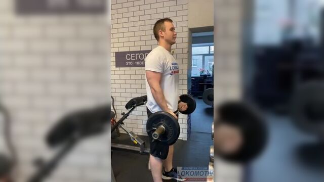 Подъём штанги на бицепс стоя.