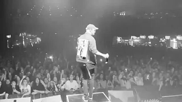 Андрей пирокинезис на протяжении 29 секунд крутит микрофон и поёт песенки [храм имени андрея пирокинезиса | hrampyro]