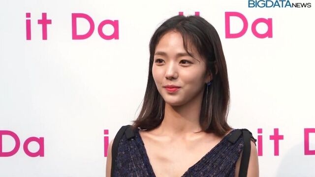 Чхэ су бин на открытии магазина косметики «itda».