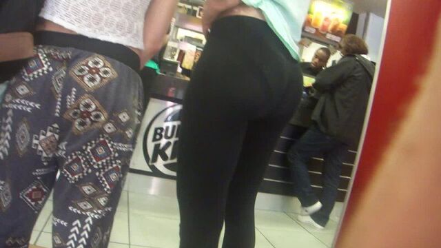 Классные попки и просвечивающиеся легинсы