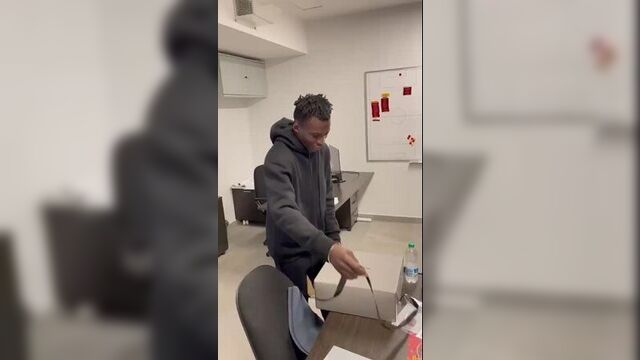 Феликс афен-гьян получает кроссовки от моуриньо