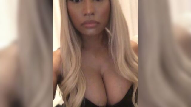 Ники минаж показывает грудь (nicki minaj big ass booty)