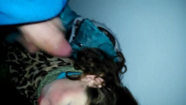 Женщина сосет в подъезде)