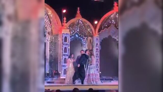 Шахрукх кхан и гаури на церемонии сангит иши амбани (удайпур, 08.12.2018)