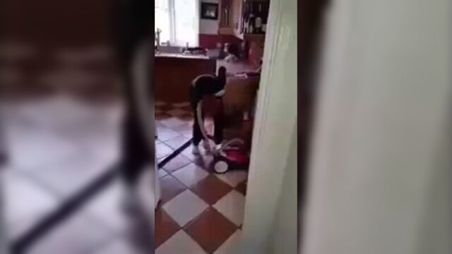 Папа учит сына включать пылесос