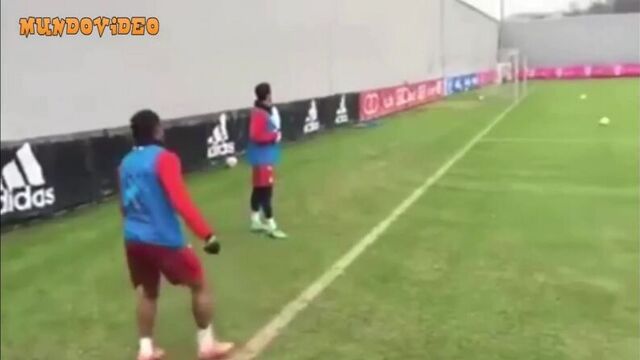 Супер гол: дуглас коста (douglas costa) на тренировке забил прямым ударом с углового. футбол шедевр видео жесть прикол юмор игры
