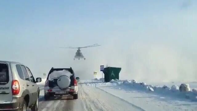 На алтае вертолет сел посреди трассы, забрал какого-то мужика с остановки у улетел. норм так на алтае маршрутки