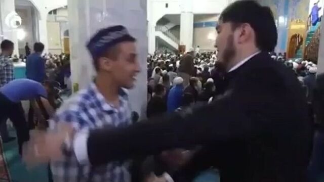 Праздничный айт намаз в центральной мечети города алматы.