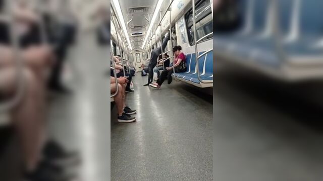 Чёрный человек-паук в метро.