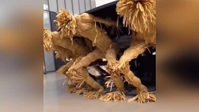 Великолепная роботизированная инстоляция. данный стол отслеживает движение шара, и не дает ему упасть.