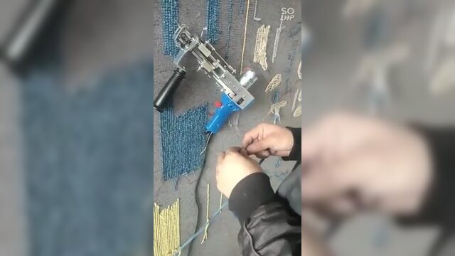 Тафтинговый пистолет. предназначен для изготовления ковра.