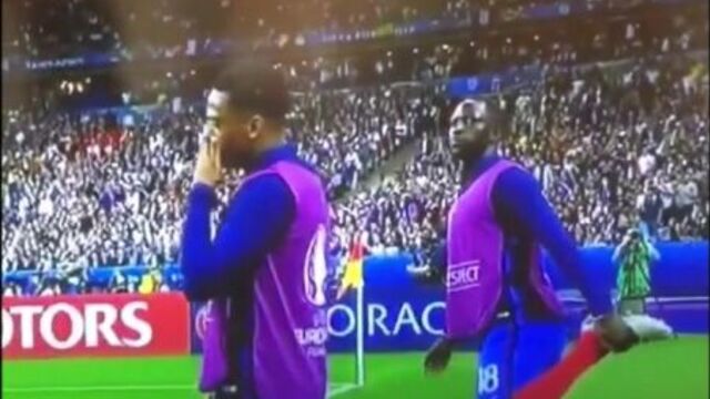 Мусса сиссоко, увидев, что его снимают