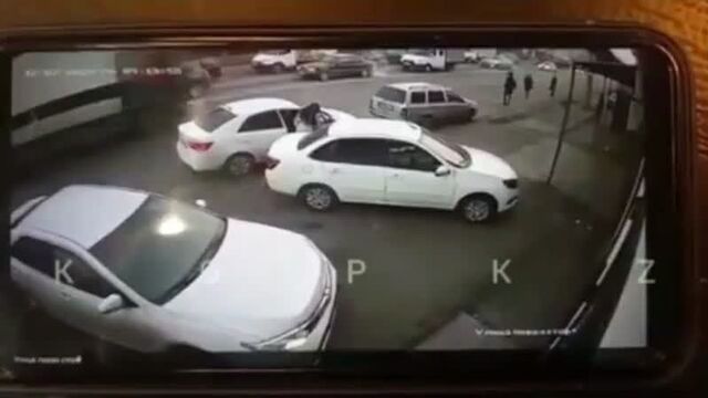 В шымкенте прицеп фуры обрушился на легковой автомобиль