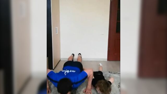 Павел акользин тренируется дома