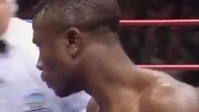 Принц» насим хамед первым же ударом в поединке отправляет в нокдаун своего соперника