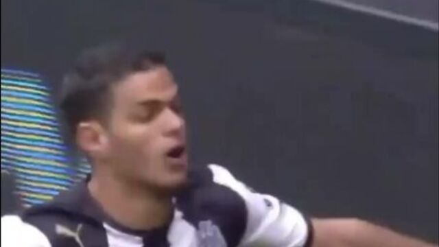 Супер проход и гол бен арфа.