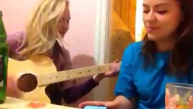 Карагандинки - падаю на падаль (девченки поют)