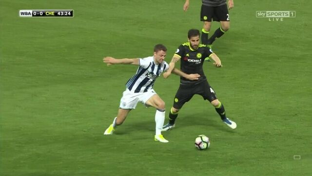 Джонни эванс придумал новый способ отобрать мяч у сеска фабрегаса