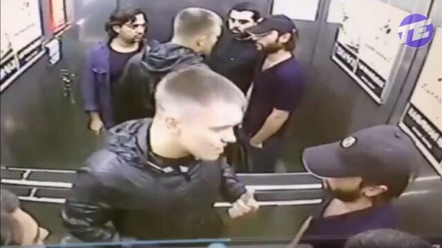 Драка в лифте один против троих. кто победит