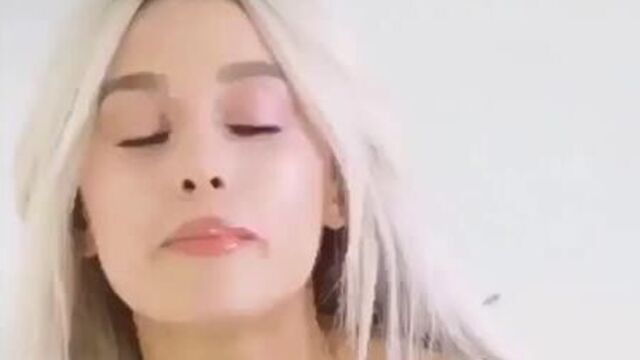 Ариана гранде поёт baby (песню бибера)