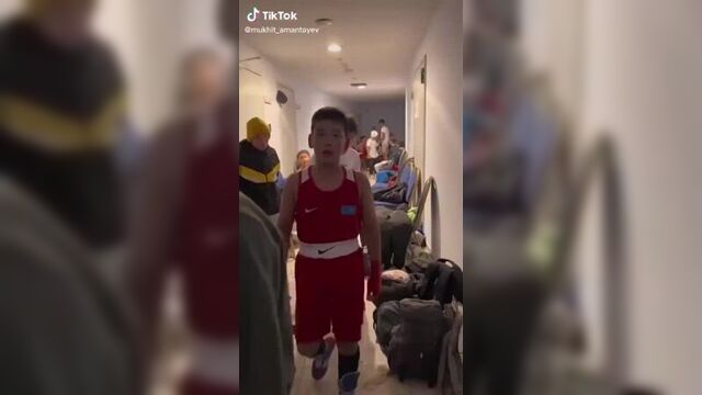 В популярную соцсеть видео загрузил тренер ребенка — мастер спорта международного класса по боксу, мухит амантаев.