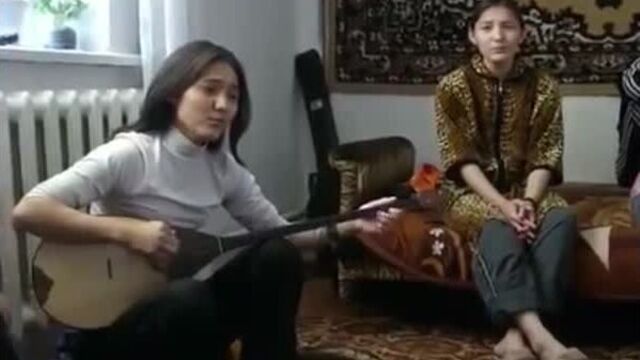 Казашки поют под домбру. динара и анара