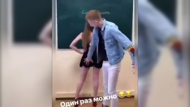 Девушку отшлепали пацаны в школе