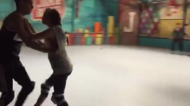 Руджеро паскарелли и кароль севилья танцуют на съемках.