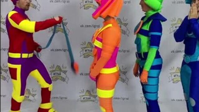 Фиксики играют в вышибалу