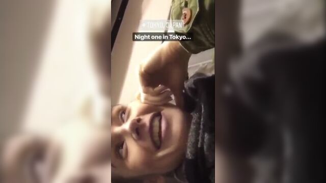 Lily collins via instagram stories. ela está em tóquio, no japão!