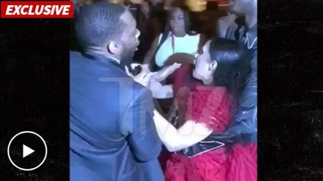 Драка карди би и ники минаж на вечеринке harper's bazaar. полное видео