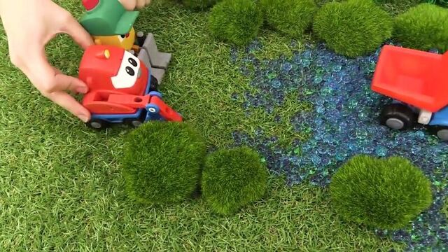 Грузовичок лева. мультик с игрушками про машинки ! #грузовичоклева застрял в болоте! лева буксует!