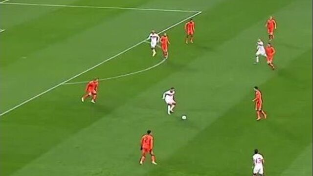 Хакан чалханоглу забивает ударом из-за пределов штрафной площади