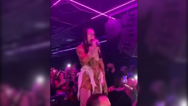 В киеве инстасамка прямо во время своего выгнала своего слушателя