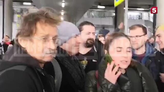 Видео толпа фанатов встретила вокалиста iron maiden