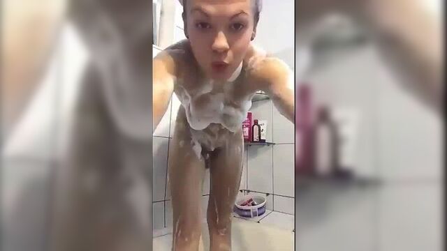 Yıkanırken kendini avuçluyor