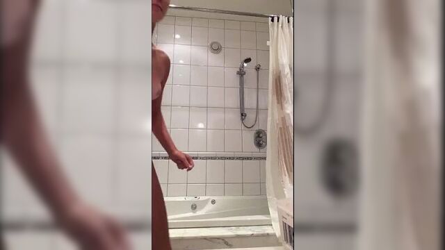 Tatlı kız duş alırken video alıyor